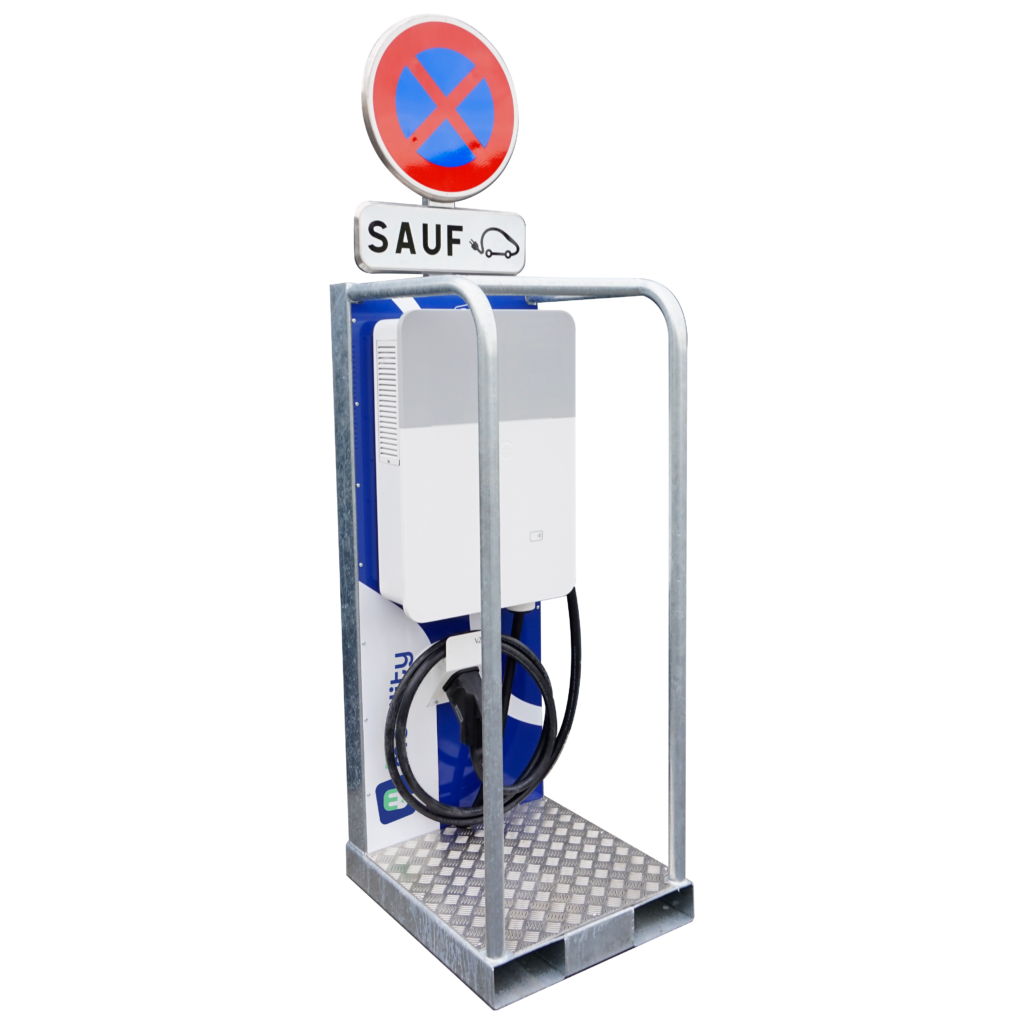 Borne de recharge pour véhicule électrique installée sur un support de protection avec signalisation d’interdiction de stationner, sauf véhicules autorisés.